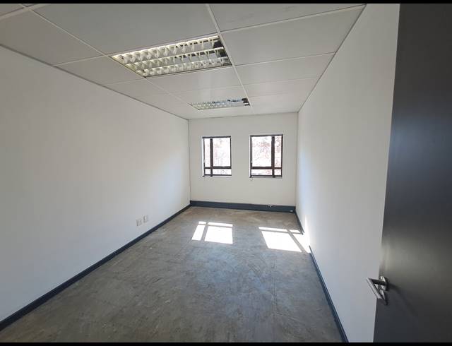 423M² OFFICE TO LET IN HYDE PARK
